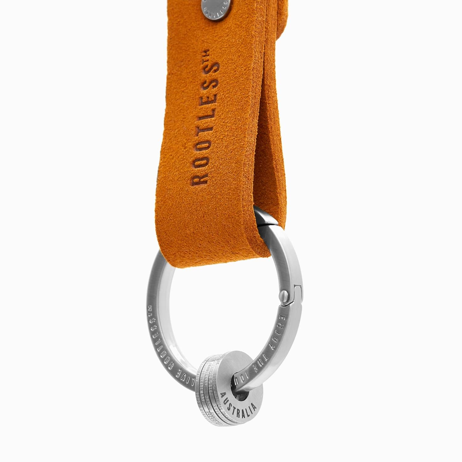 Anilla® en acero montada en un llavero con tira de ante naranja ROOTLESS