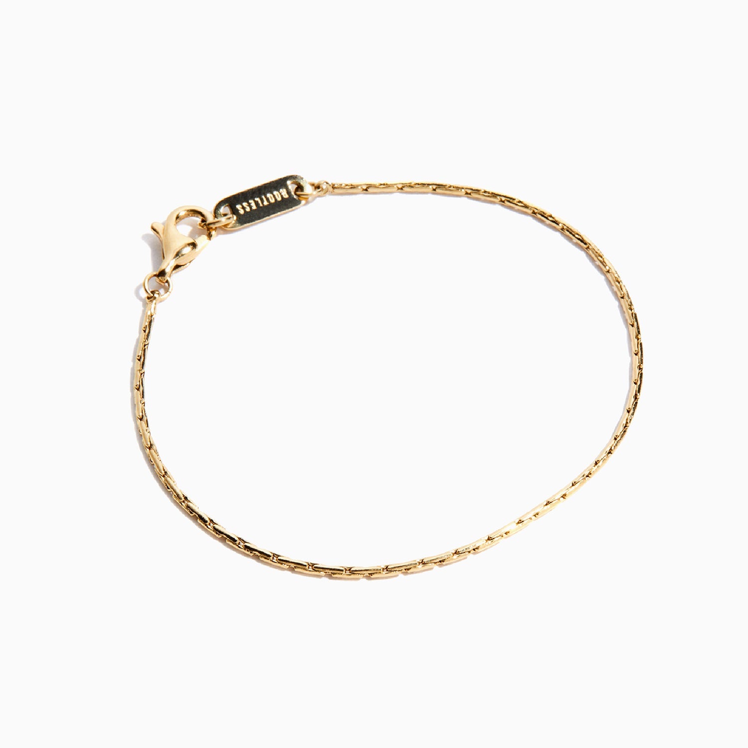 Pulsera Mamba® dorada cerrada, con el detalle del cierre y la chapa grabada