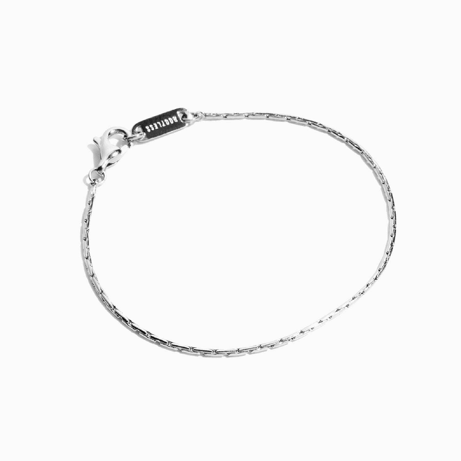 Pulsera Mamba® en acero vista en óvalo con el cierre y la chapa grabada