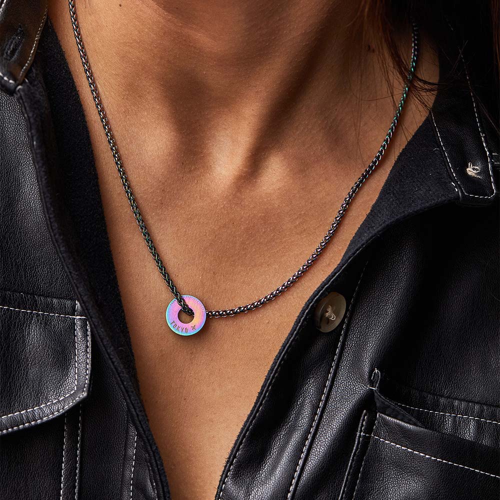 Collar Native arcoíris con Anilla® grabada llevado con chaqueta de cuero