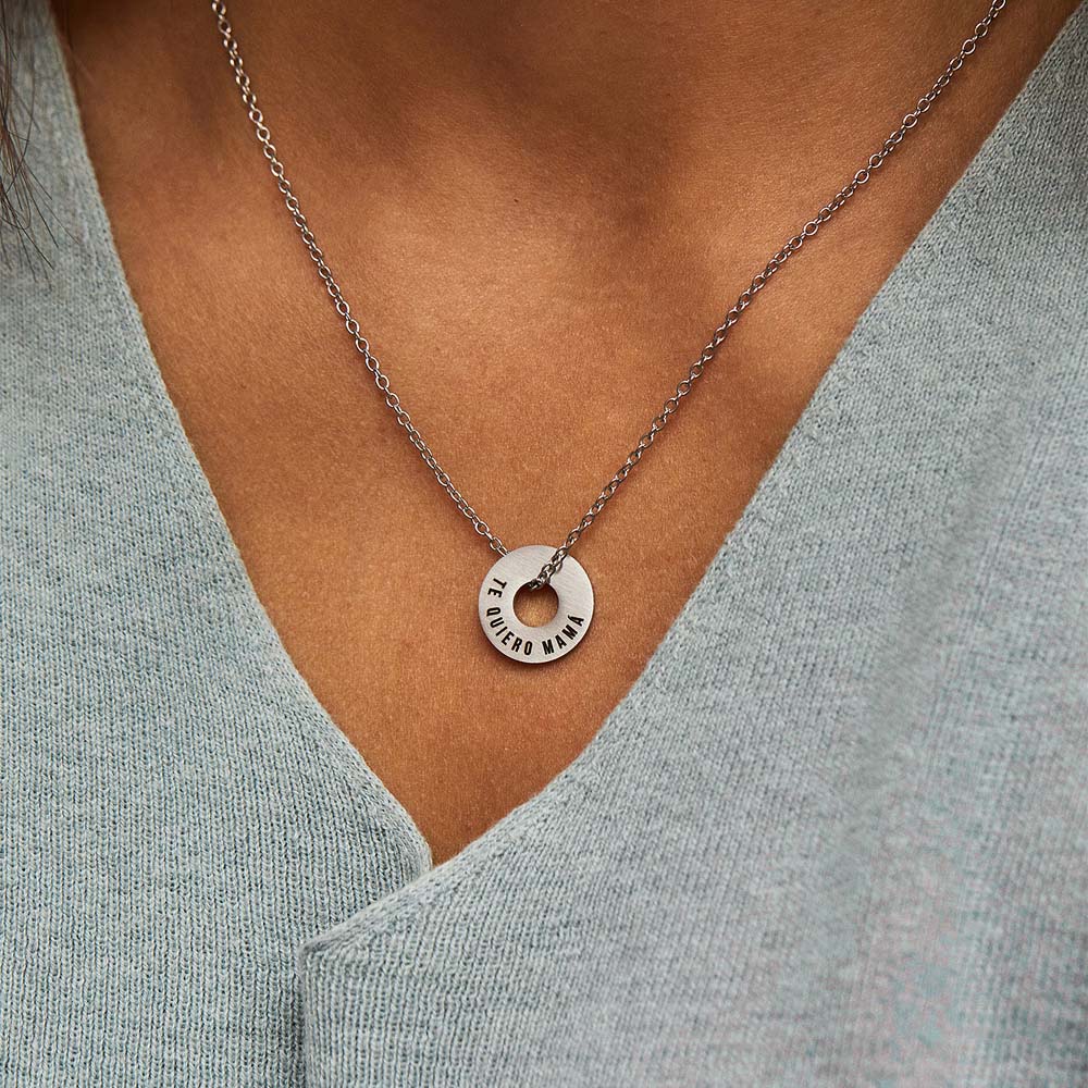 Anilla® en acero y cadena Evora sobre un jersey gris de escote en pico