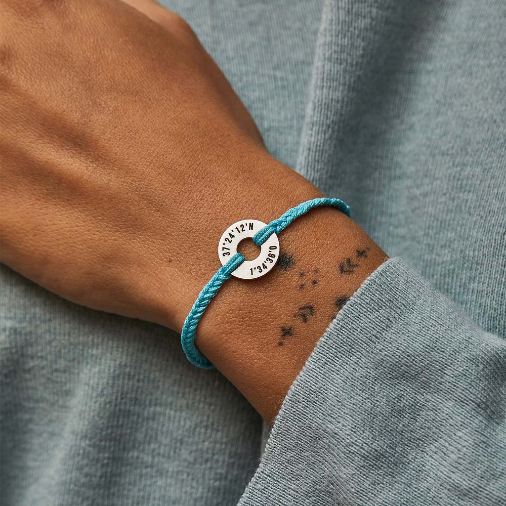 Pulsera MyWord® azul Formentera con anilla en acero puesta en la muñeca