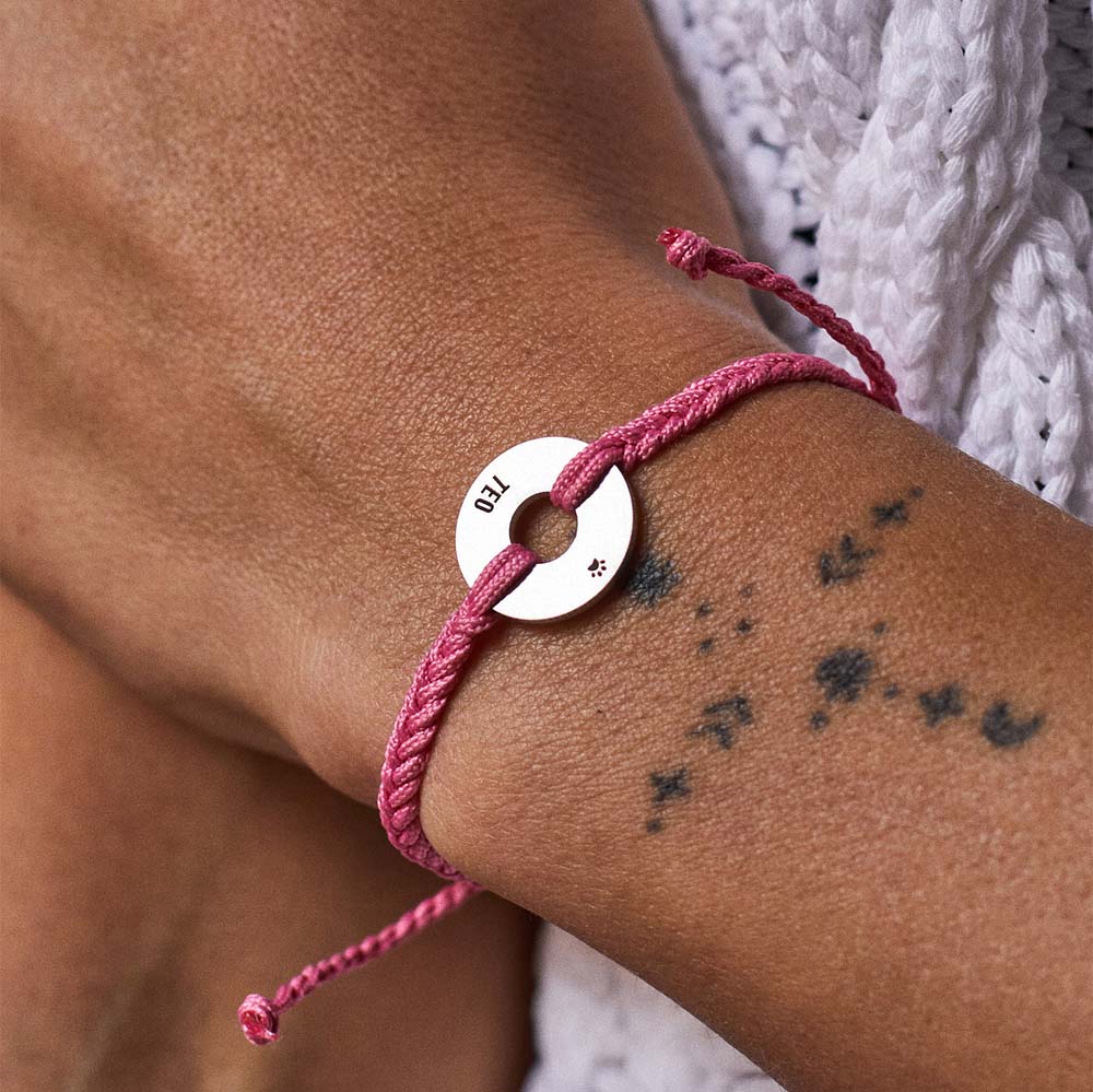 Pulsera MyWord® rosa con anilla en acero puesta en la muñeca