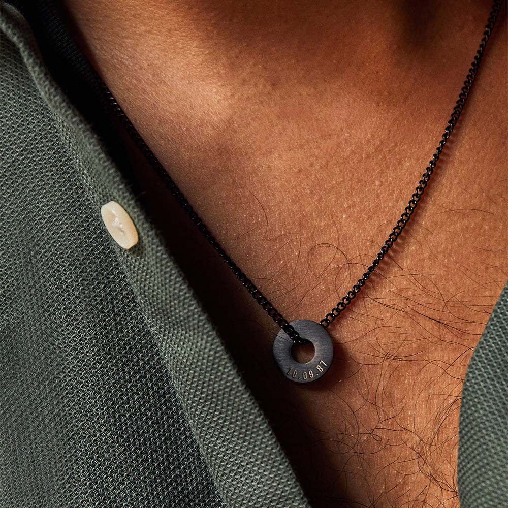 Collar Botany negro con Anilla® grabada llevado con polo verde