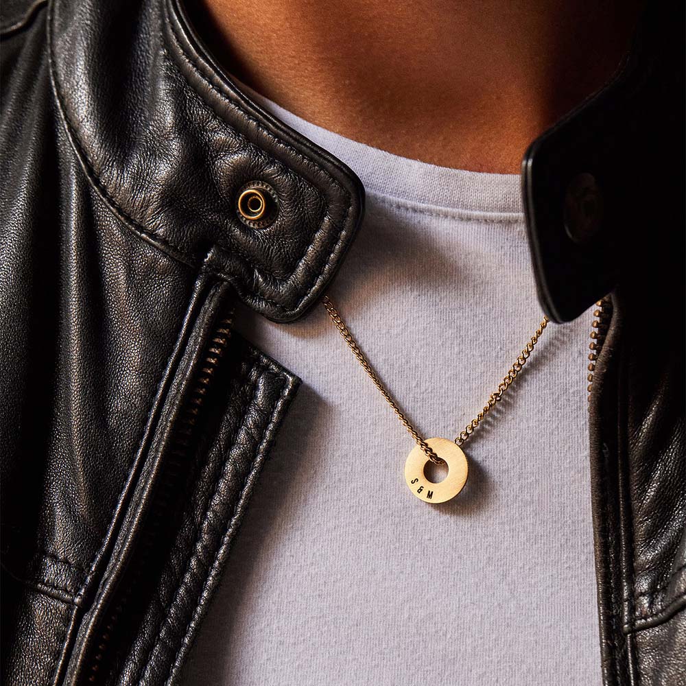 Collar Botany dorado con Anilla® grabada llevado con camiseta blanca y cazadora