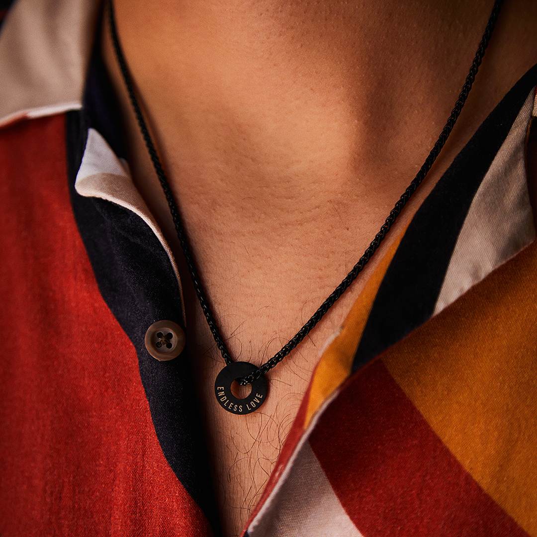 Anilla® negra y cadena Native llevadas con una camisa de colores