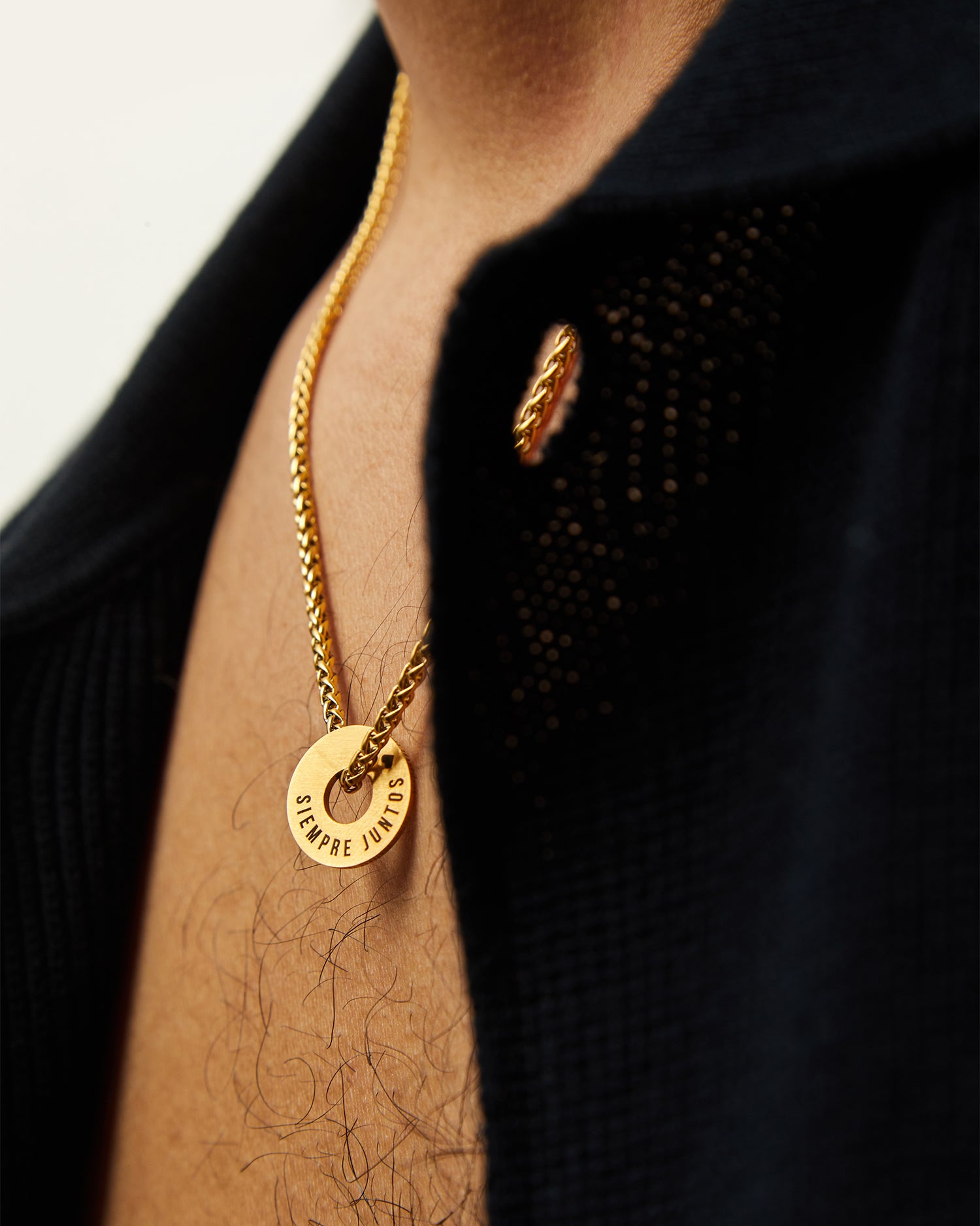Collar Native dorado con Anilla® grabada llevado con prenda negra