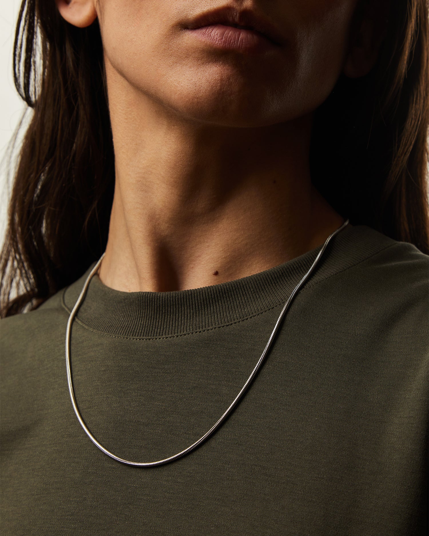 Collar Boa® en acero llevado sobre una camiseta verde