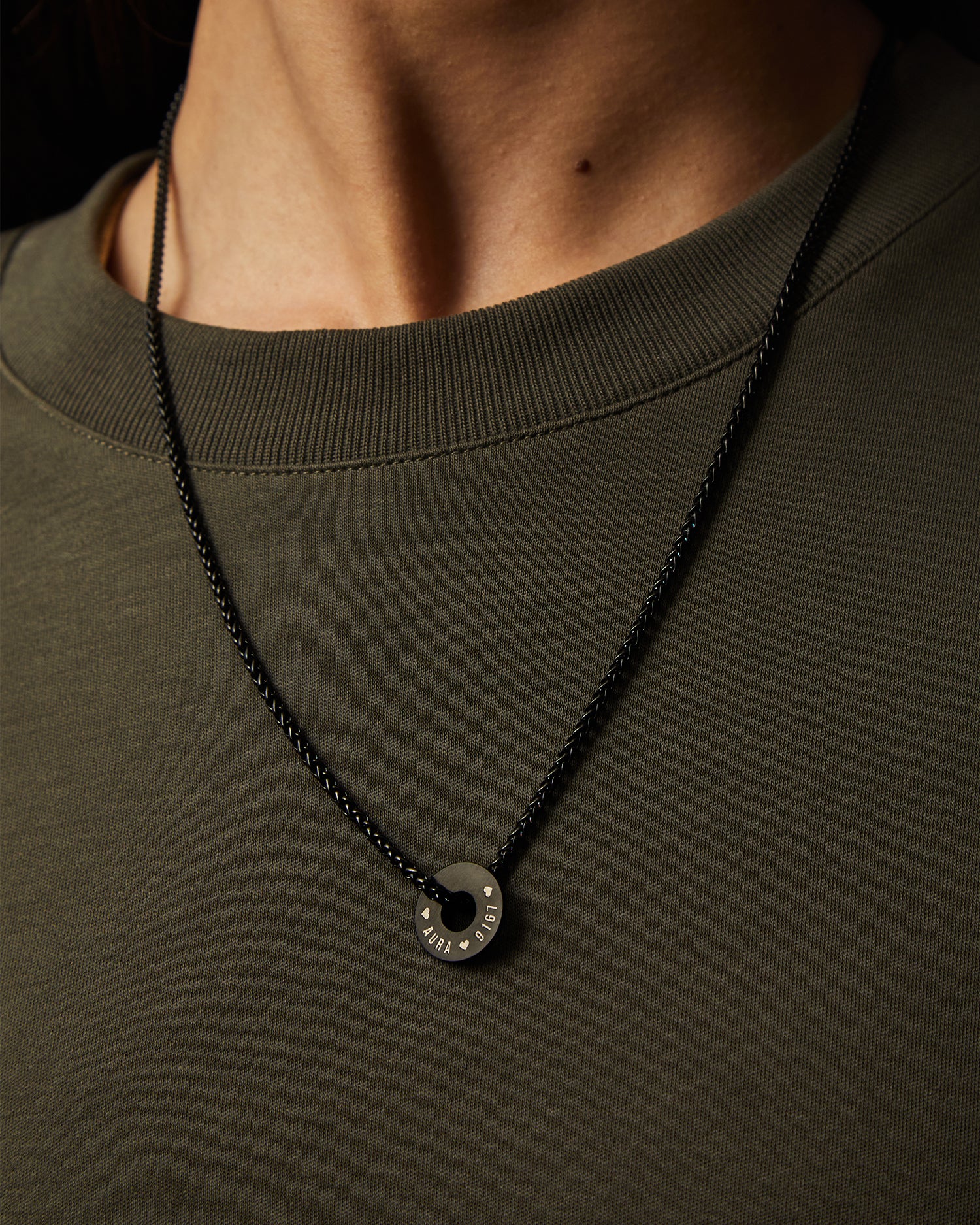 Collar Native negro con Anilla® personalizable sobre una camiseta verde