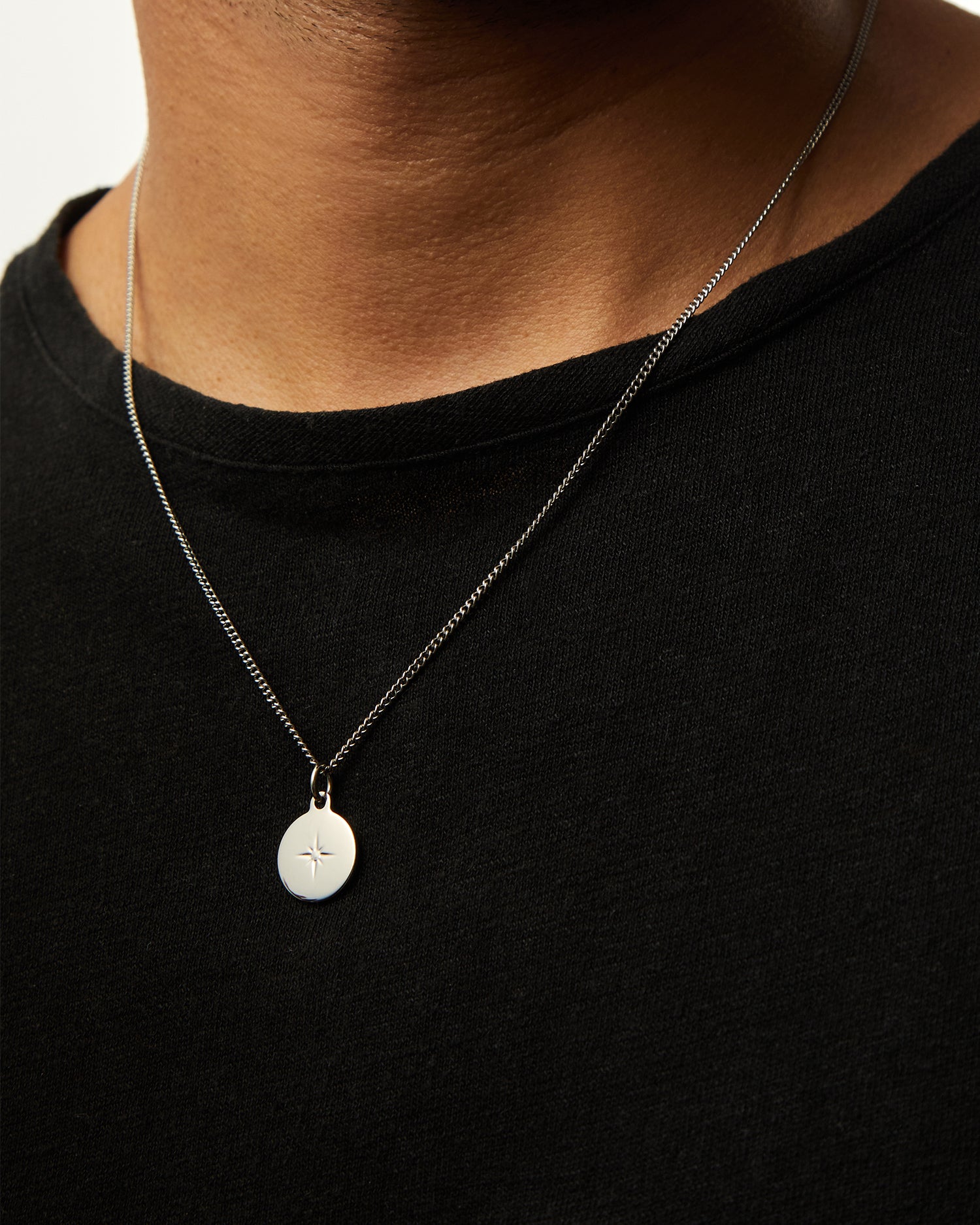 Collar Namib® en acero sobre una camiseta negra