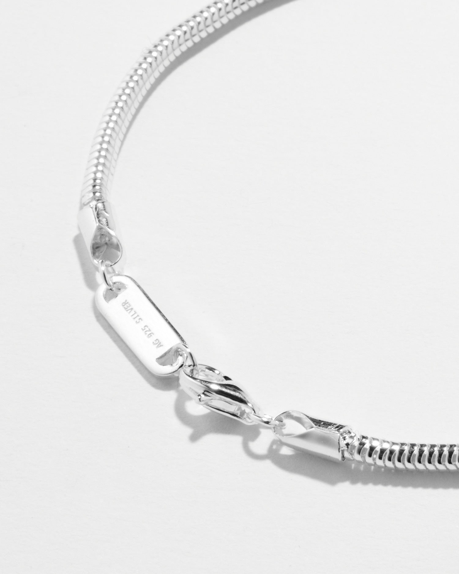 Cierre de la pulsera Royal Boa® en plata de ley con el sello del material