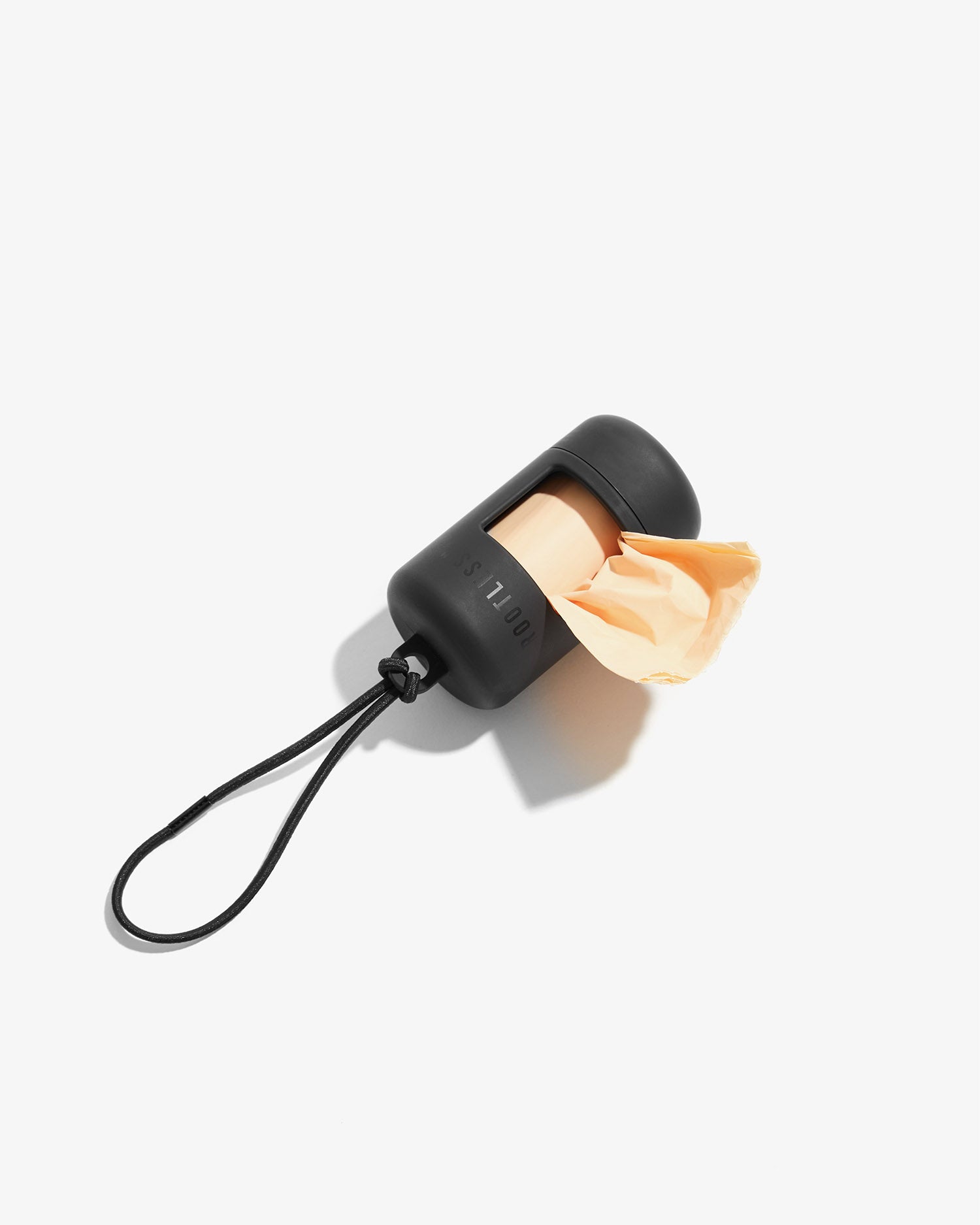 Portabolsas EasyFlex™ negro con una bolsa saliendo por la abertura
