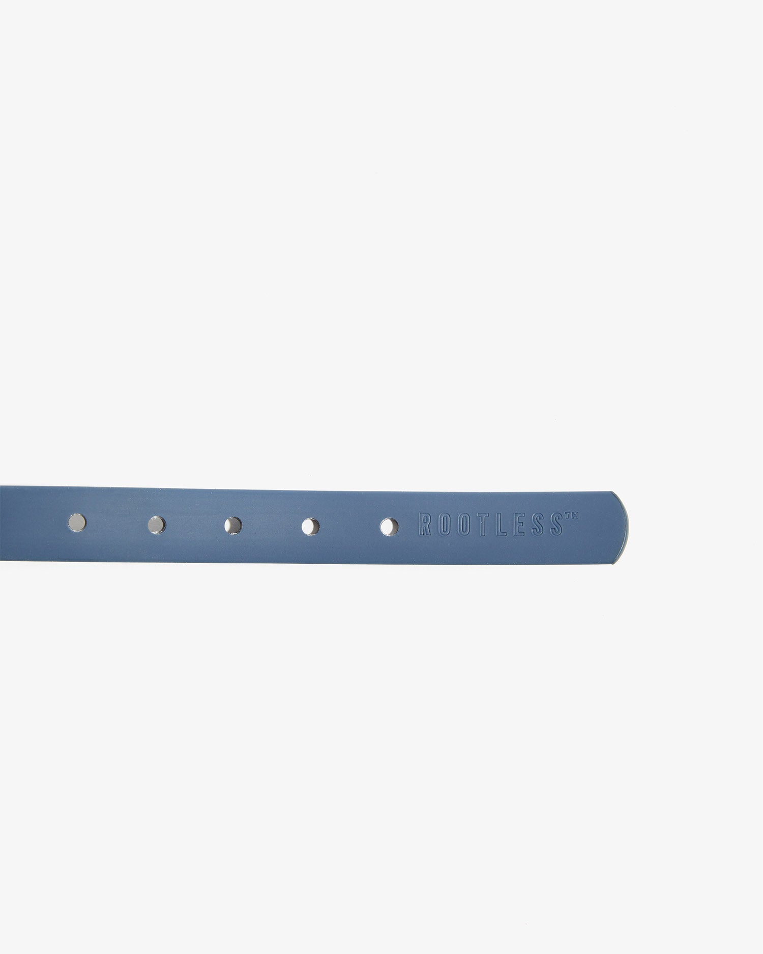 Tira del collar EasyFlex™ azul extendida mostrando los orificios de ajuste