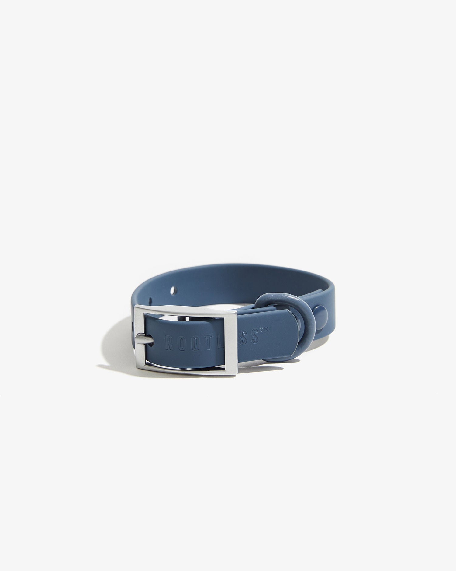 Collar EasyFlex™ azul para perro con hebilla metálica, cerrado sobre fondo claro