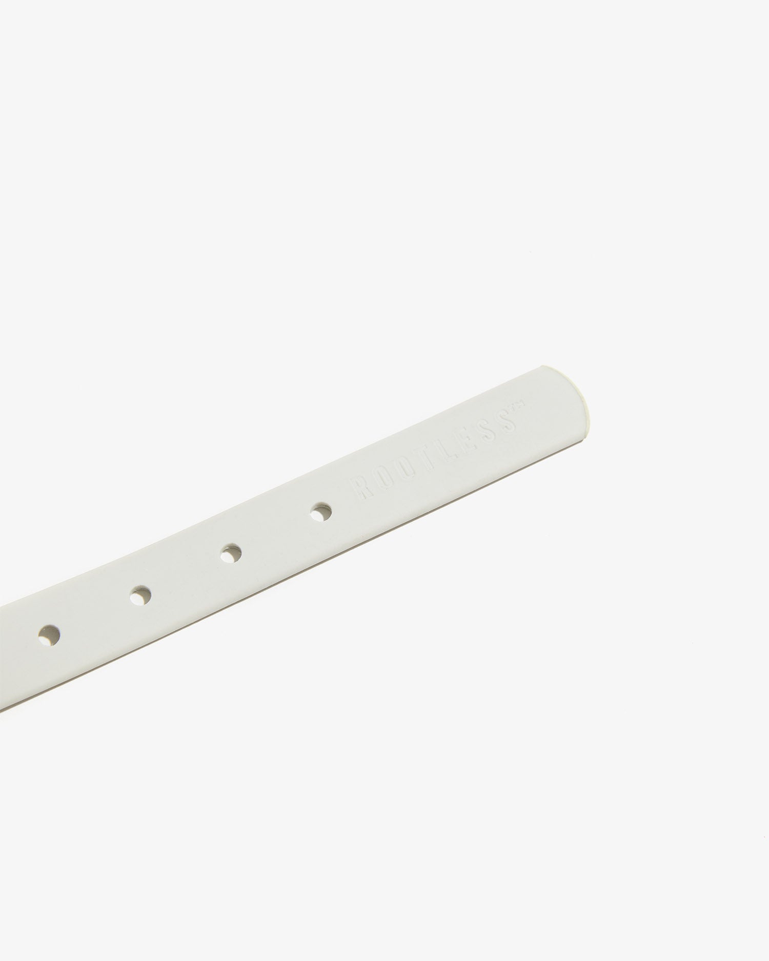 Tira del collar EasyFlex™ stone extendida con los orificios de ajuste visibles