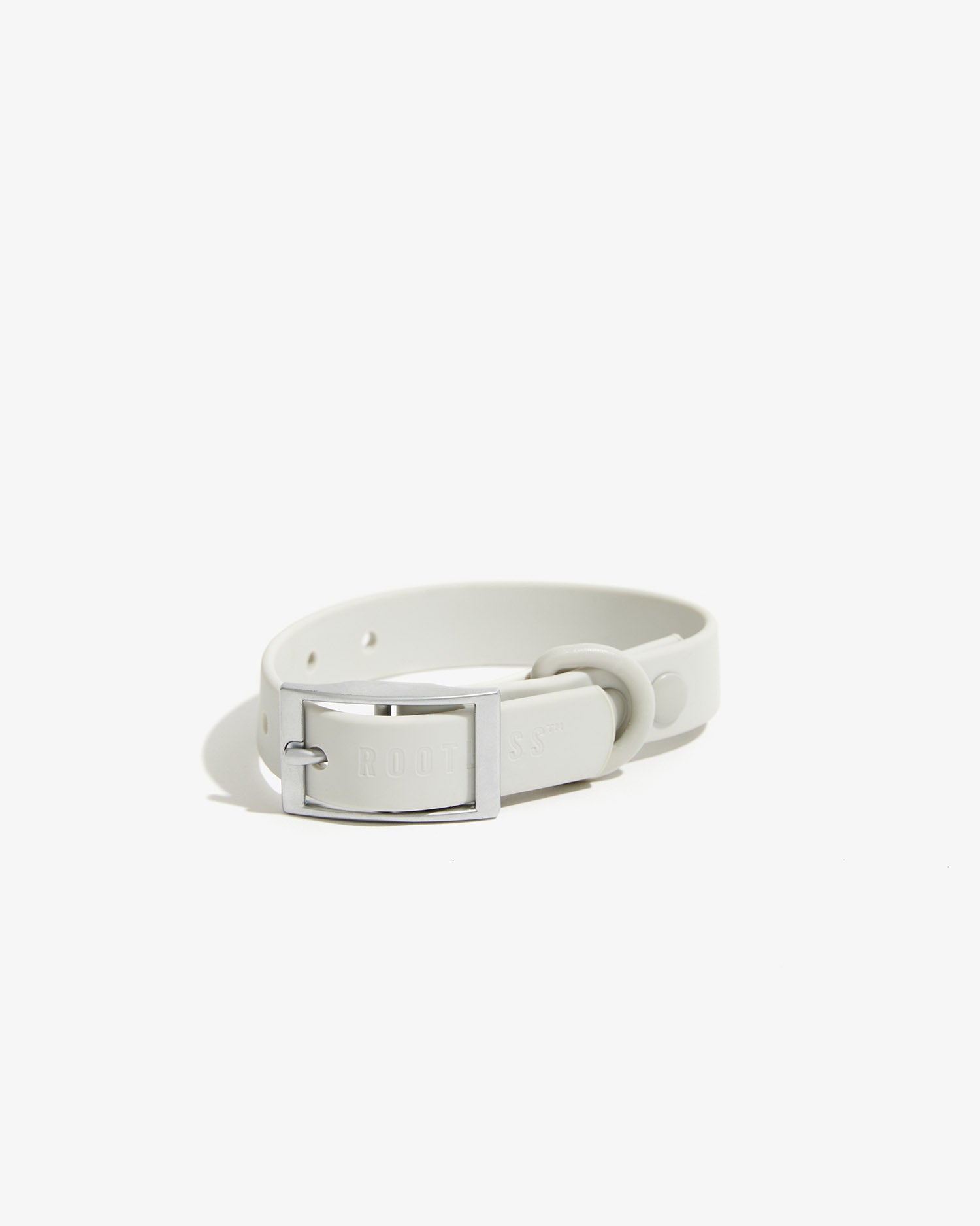Collar EasyFlex™ en tono stone con hebilla metálica, cerrado sobre fondo claro