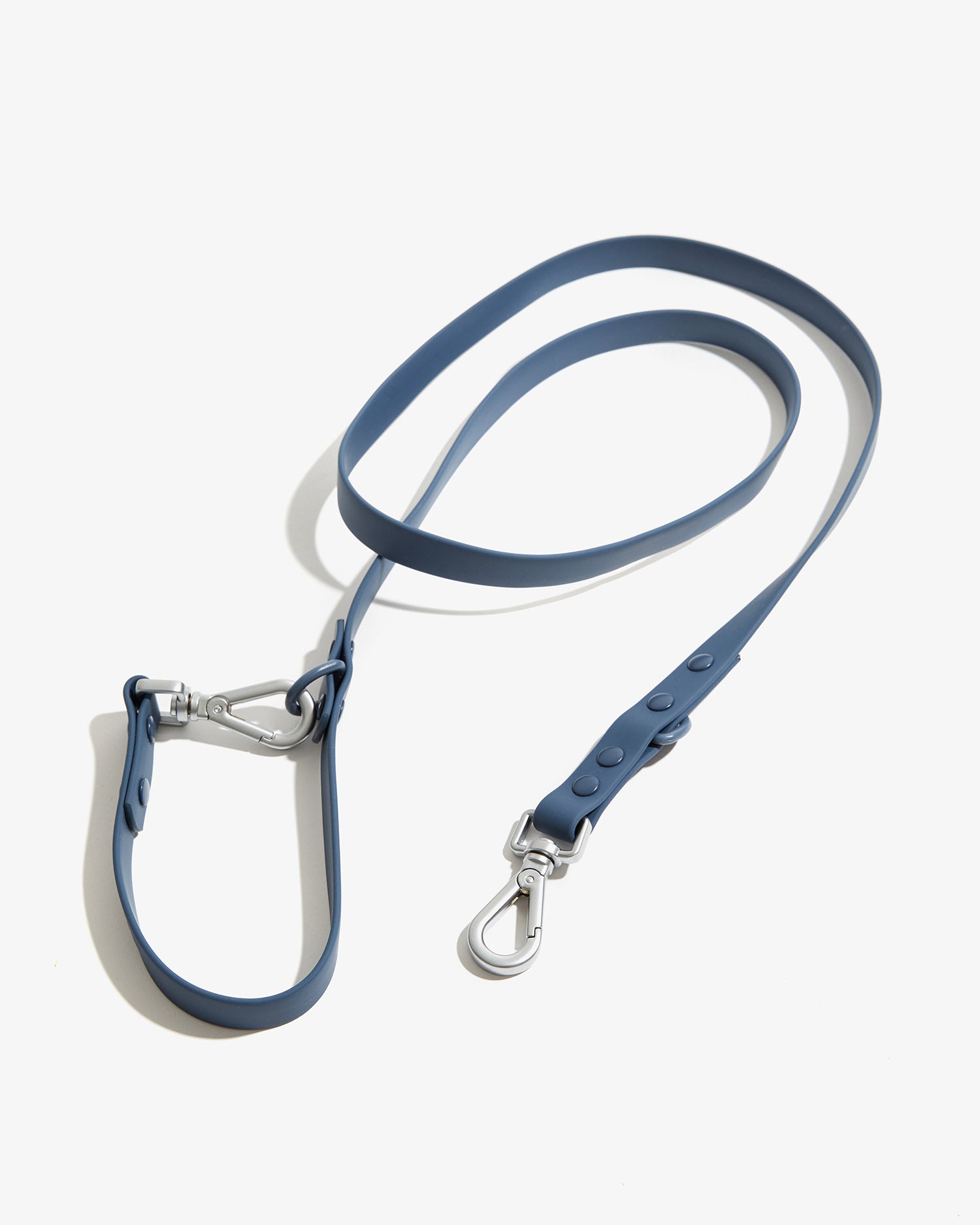 Correa EasyFlex™ azul enrollada con mosquetones metálicos en ambos extremos