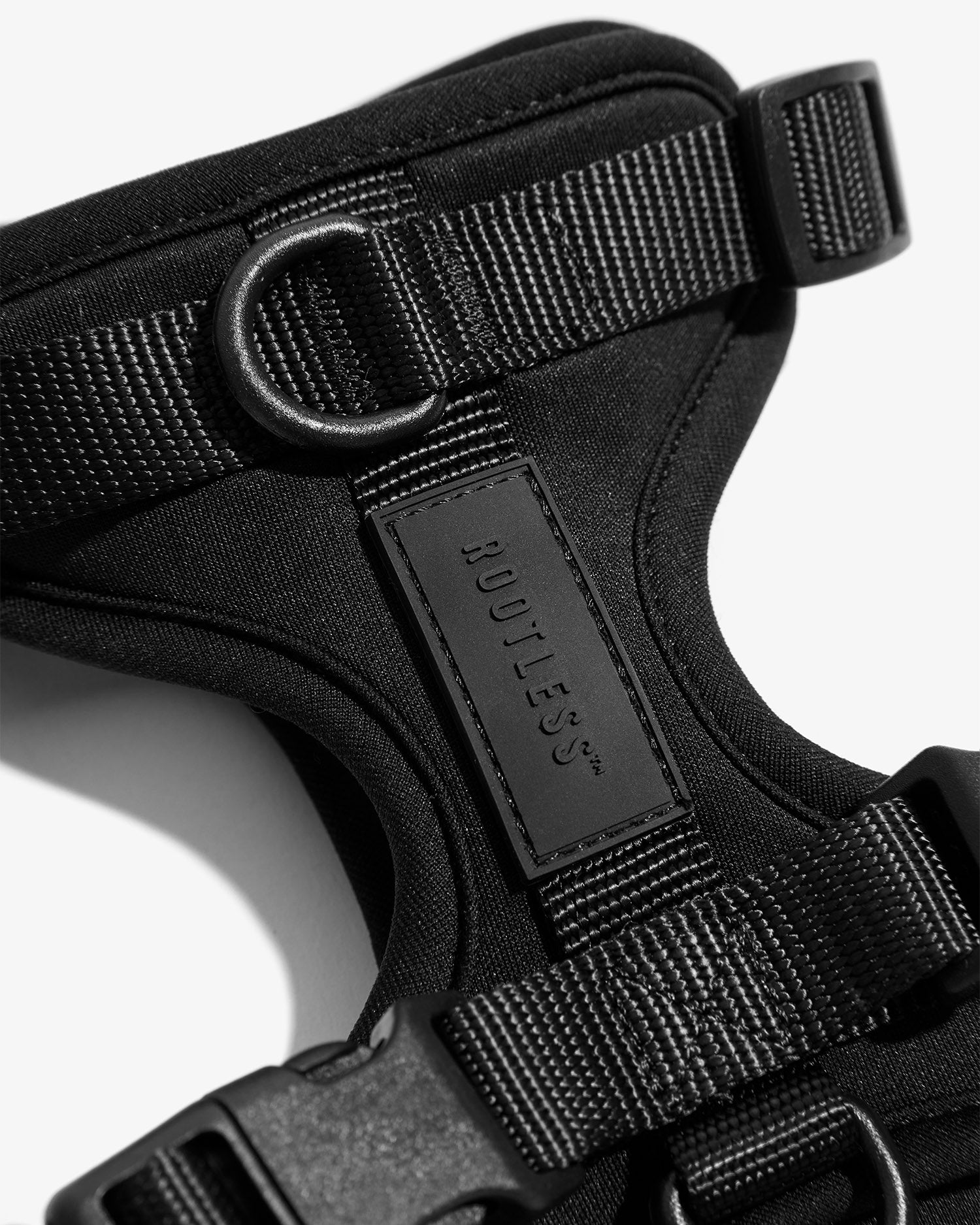 Detalle del arnés EasyFlex™ negro con anilla en D y etiqueta ROOTLESS grabada