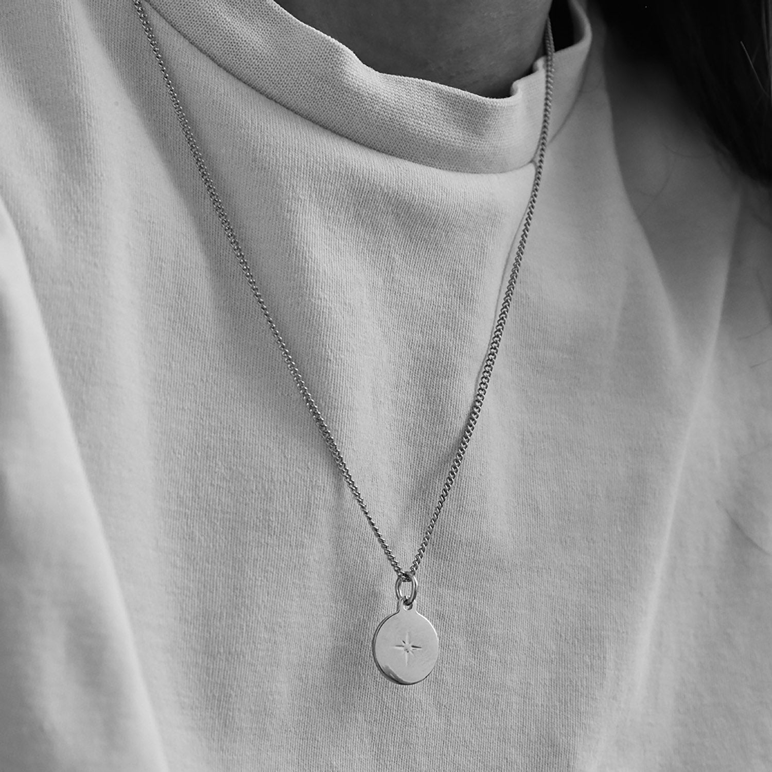 Colgante Namib® en acero llevado sobre un jersey de cuello alto