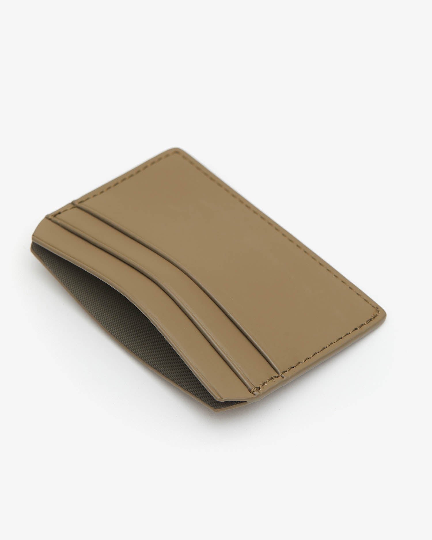 Tarjetero Saints® verde oliva en perspectiva con sus ranuras para tarjetas