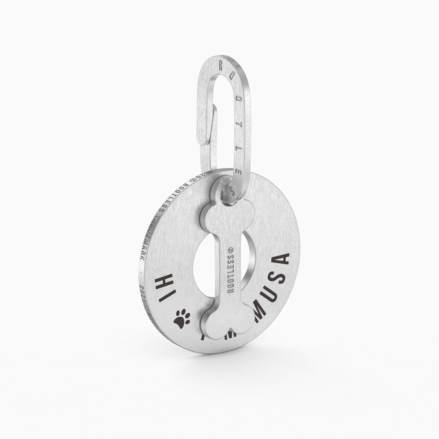 Placa PetID® en acero con charm de hueso y el nombre MUSA grabado