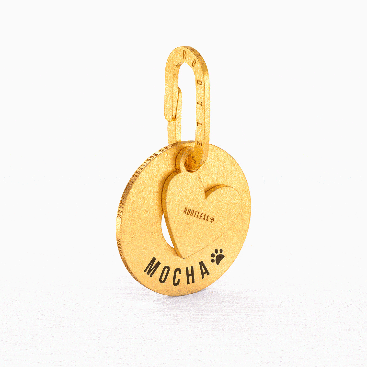 Placa PetID® dorada con charm de corazón y el nombre MOCHA grabado