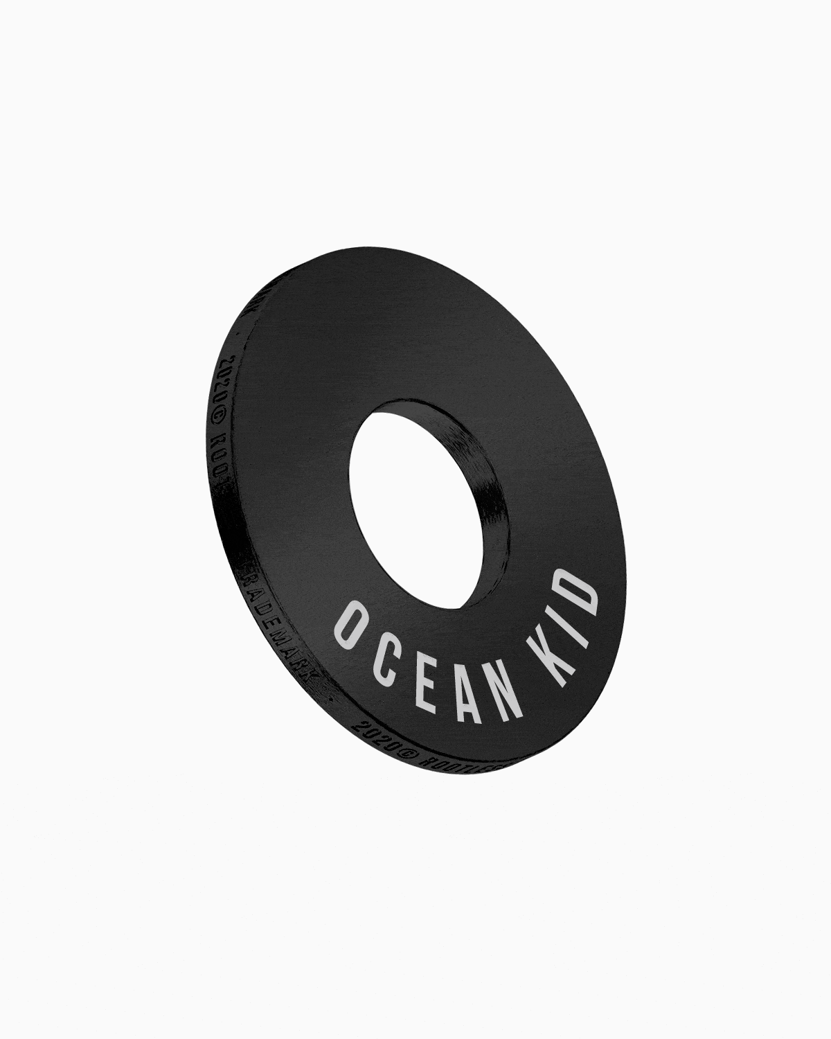 Anilla® negra con OCEAN KID grabado en el contorno, vista en perspectiva