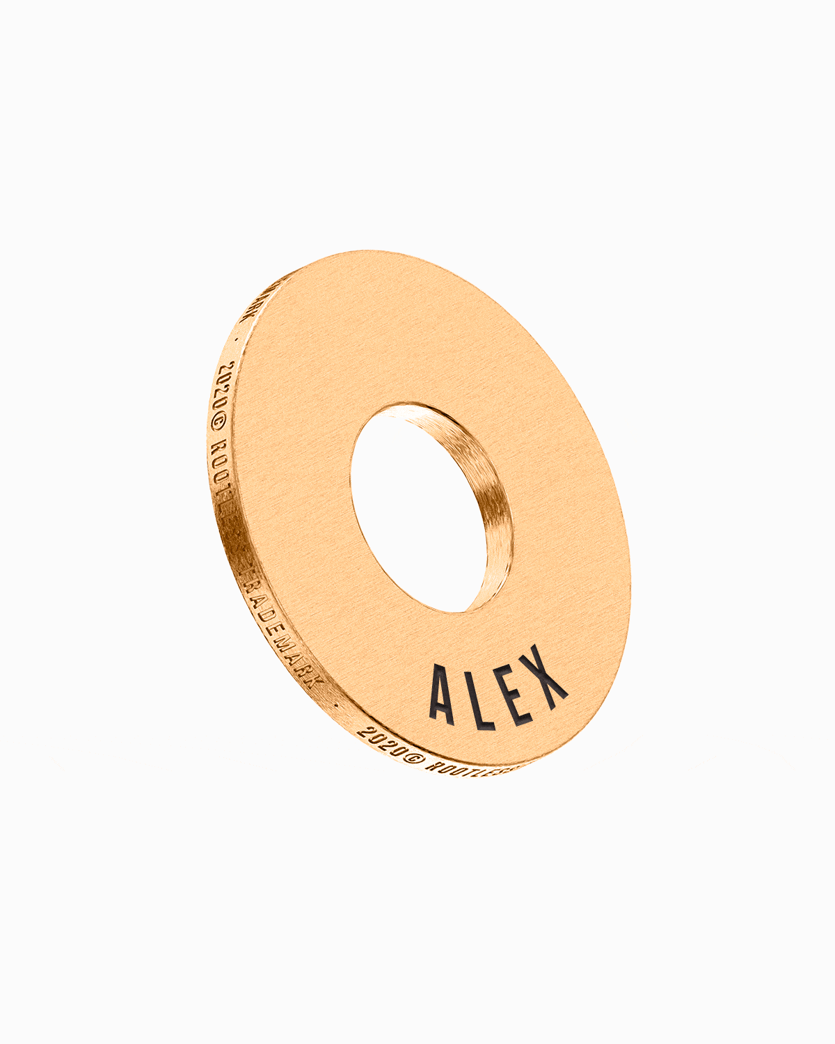 Anilla® en oro rosa con el nombre ALEX grabado en el contorno, en perspectiva