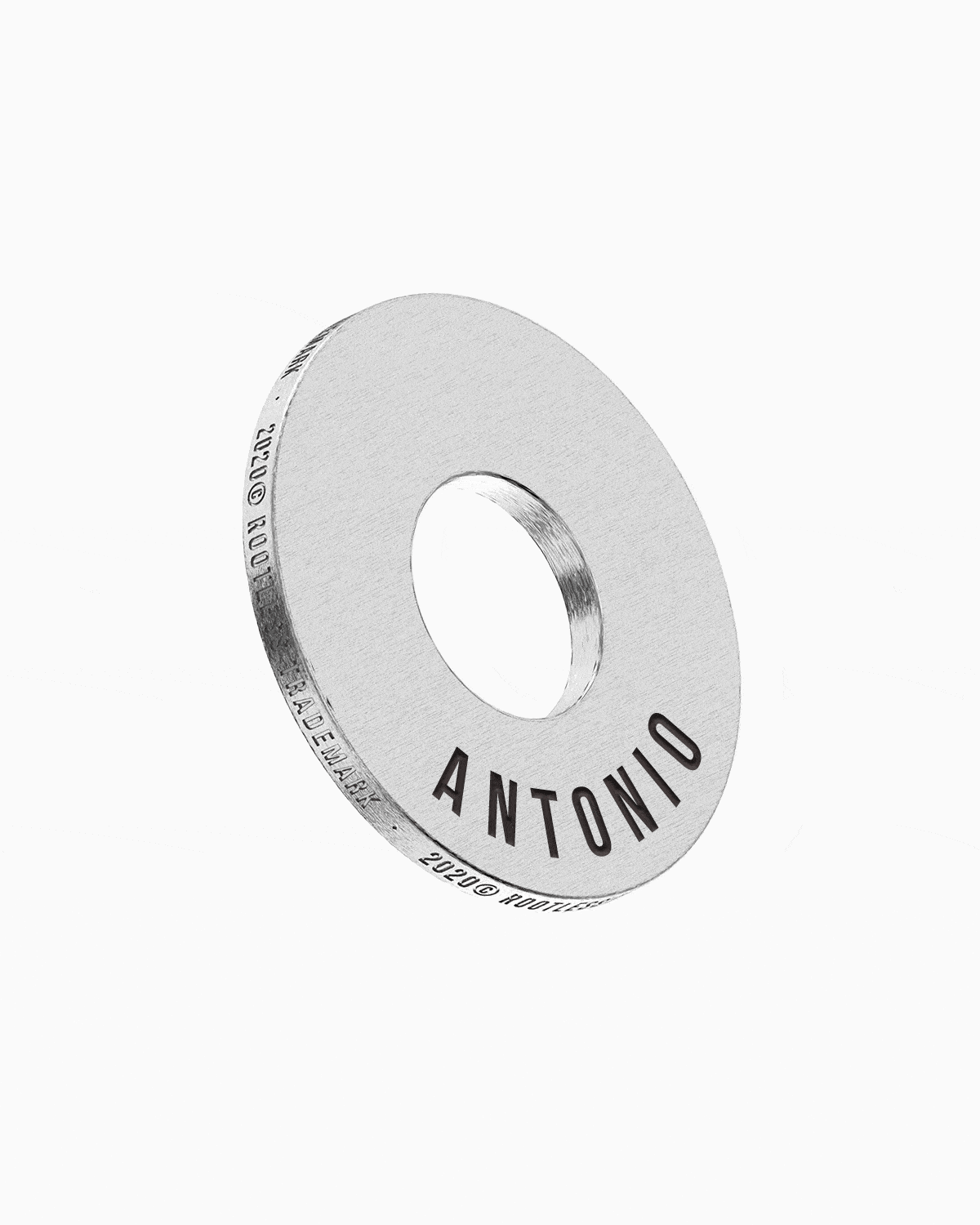Anilla® en acero con el nombre ANTONIO grabado en el contorno, en perspectiva