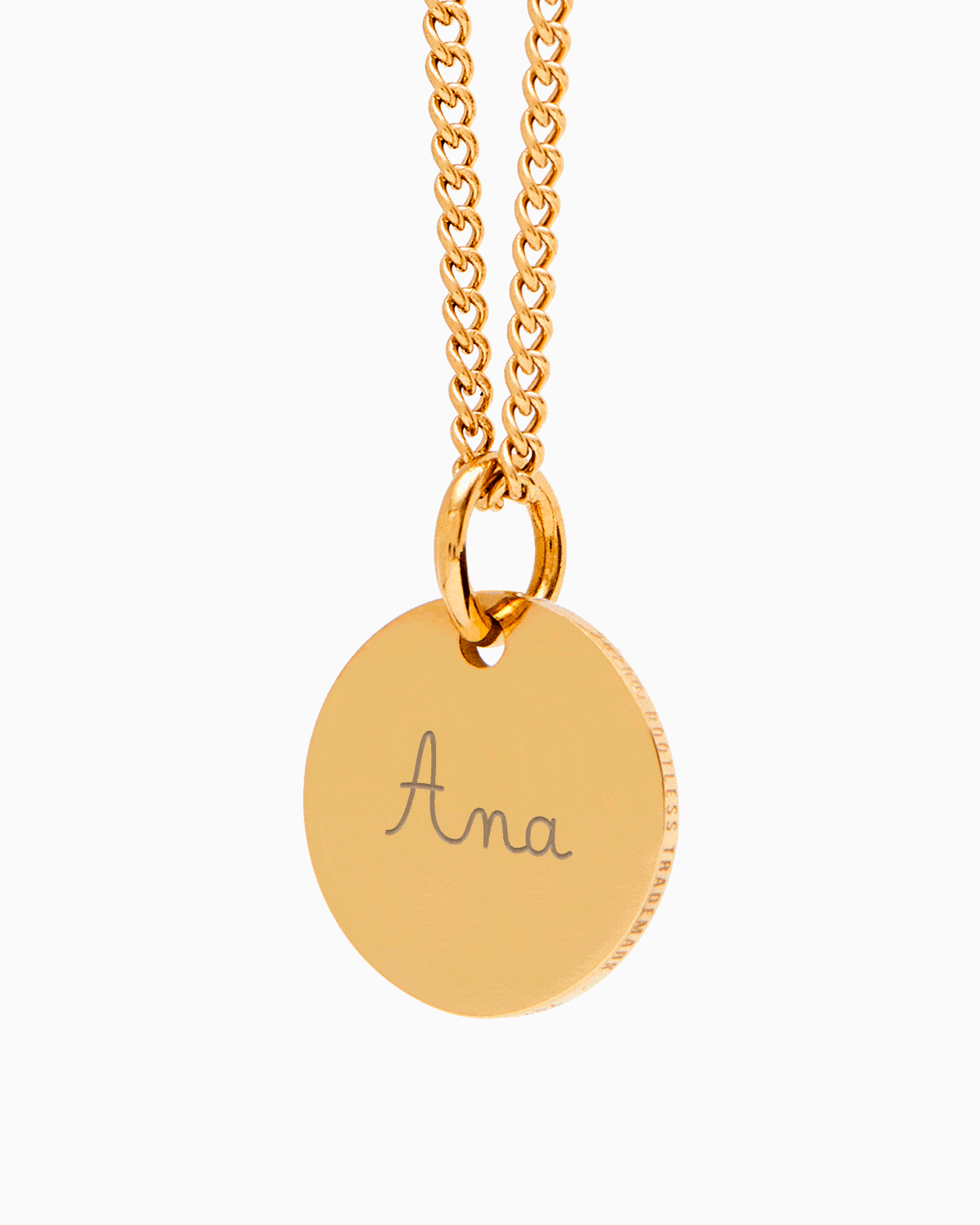 Colgante Circle® dorado con el nombre Ana grabado, montado en la cadena Botany