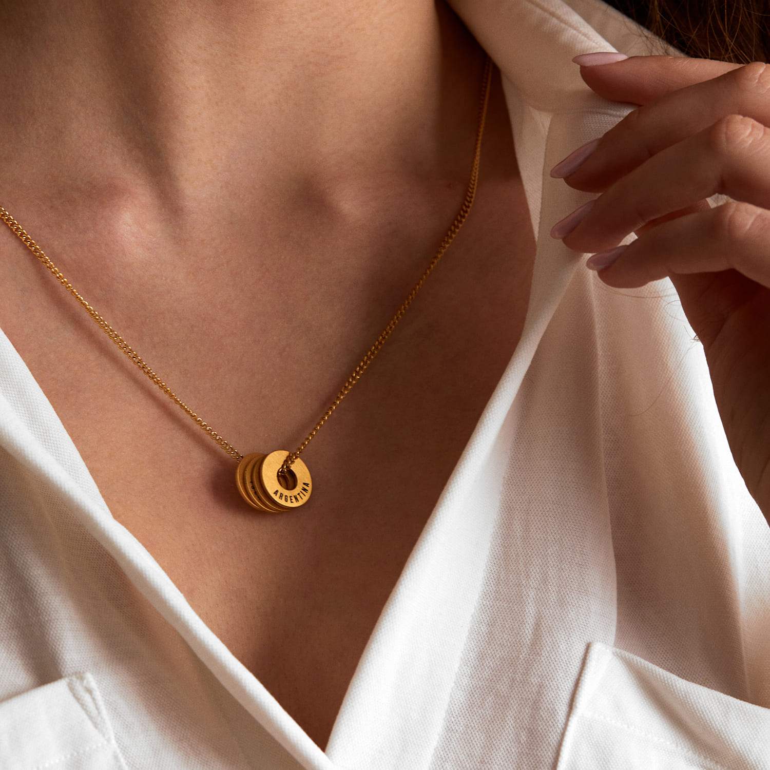 Collar Botany en oro rosa con Anilla® grabada llevado con camisa blanca