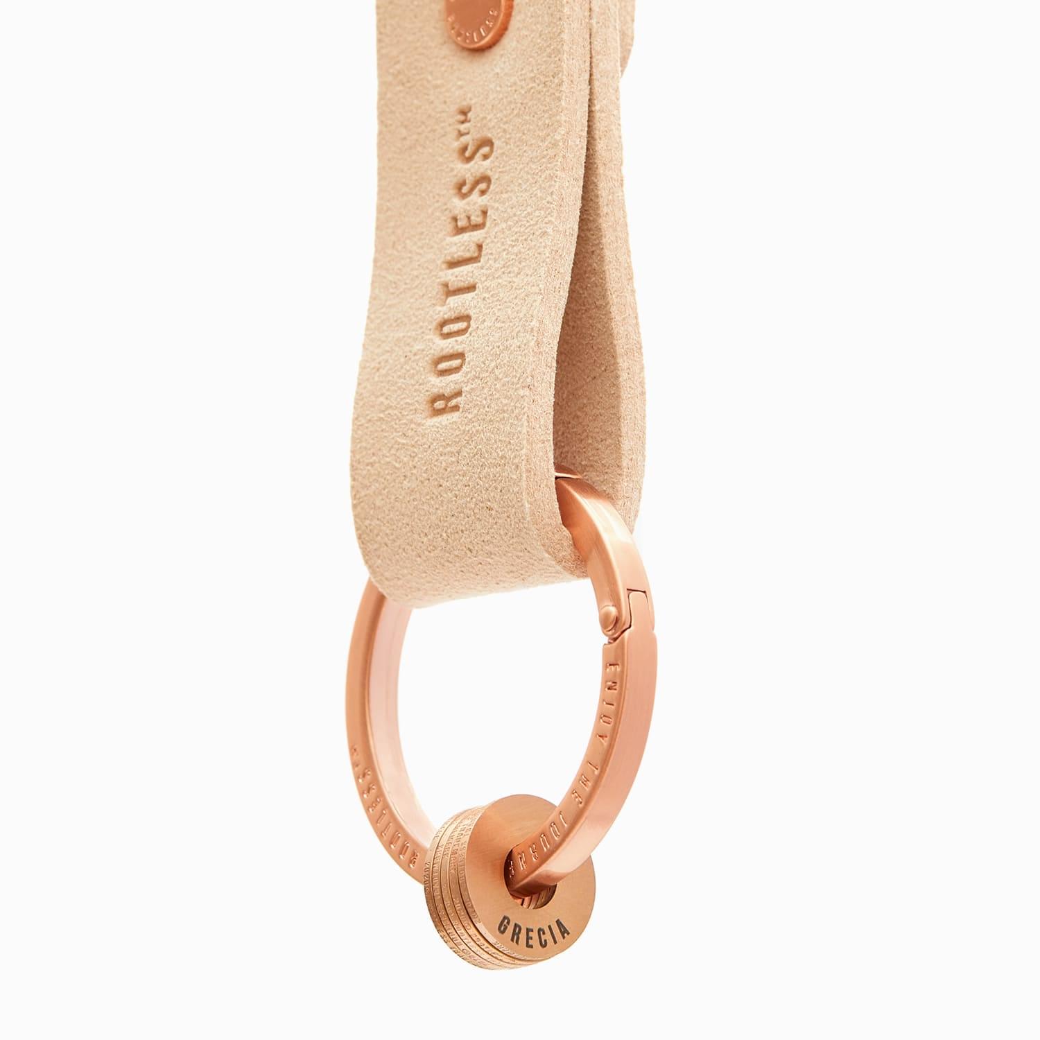 Anilla® en oro rosa montada en un llavero con tira de ante beige ROOTLESS