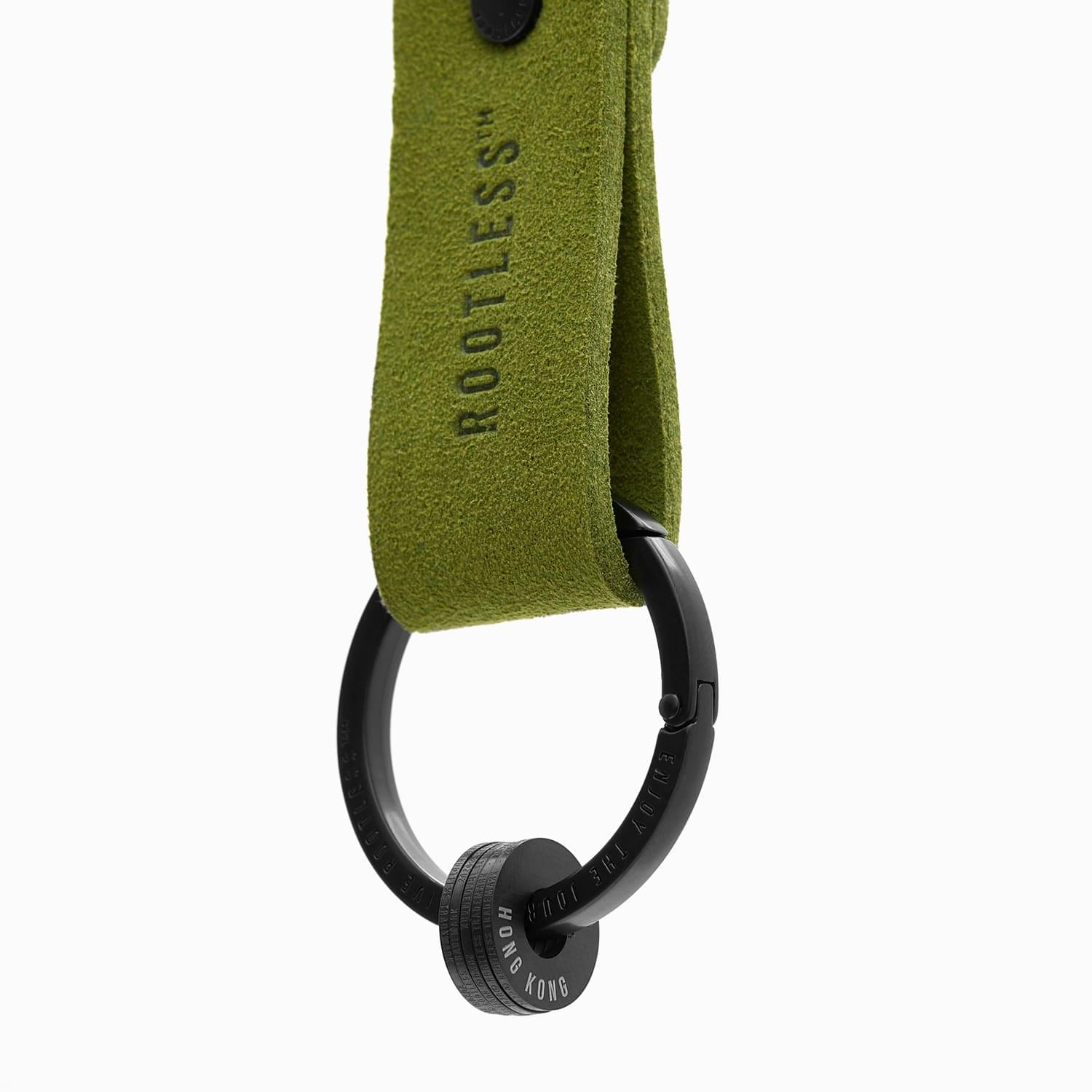 Anilla® negra montada en un llavero de anilla con tira de ante verde ROOTLESS