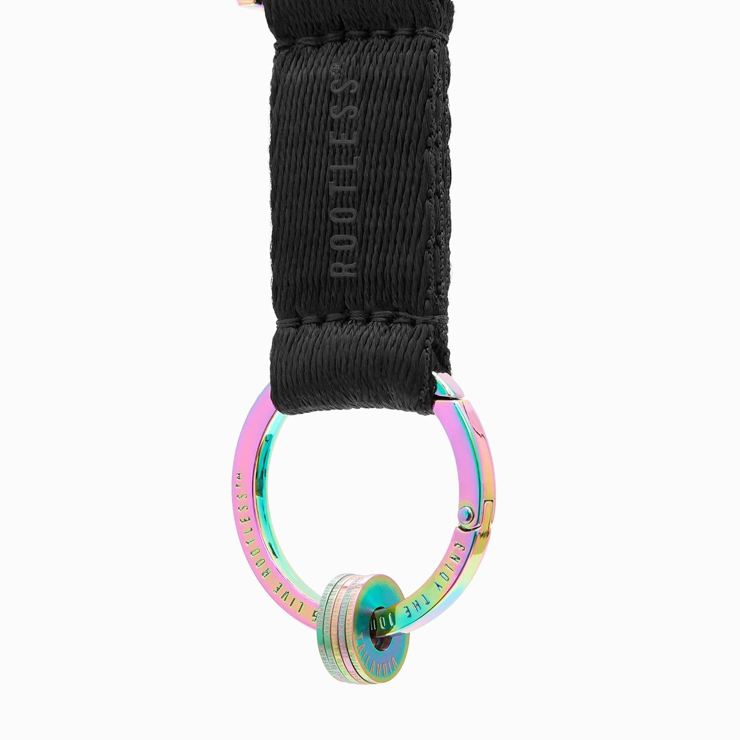 Anilla® arcoíris montada en un llavero con tira de tejido negro ROOTLESS