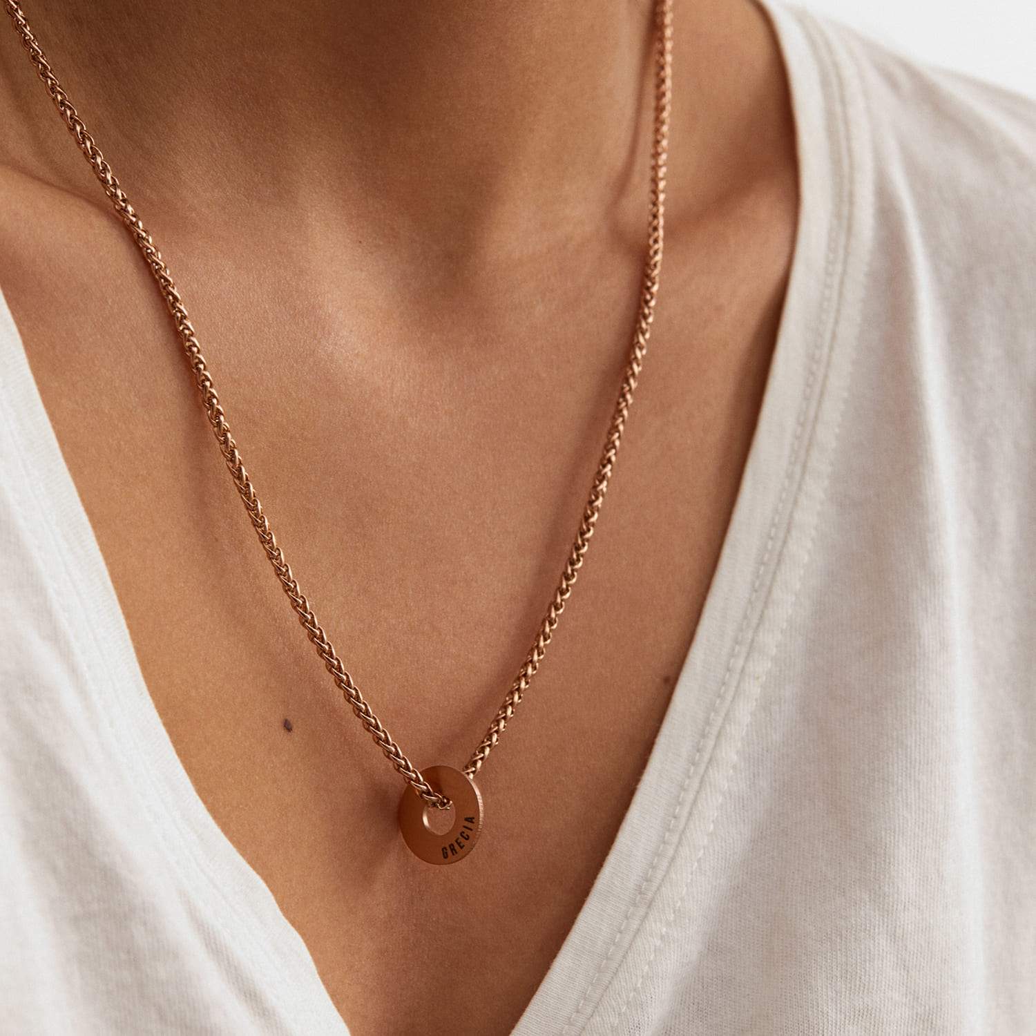 Collar Native en oro rosa con Anilla® personalizable sobre camiseta blanca