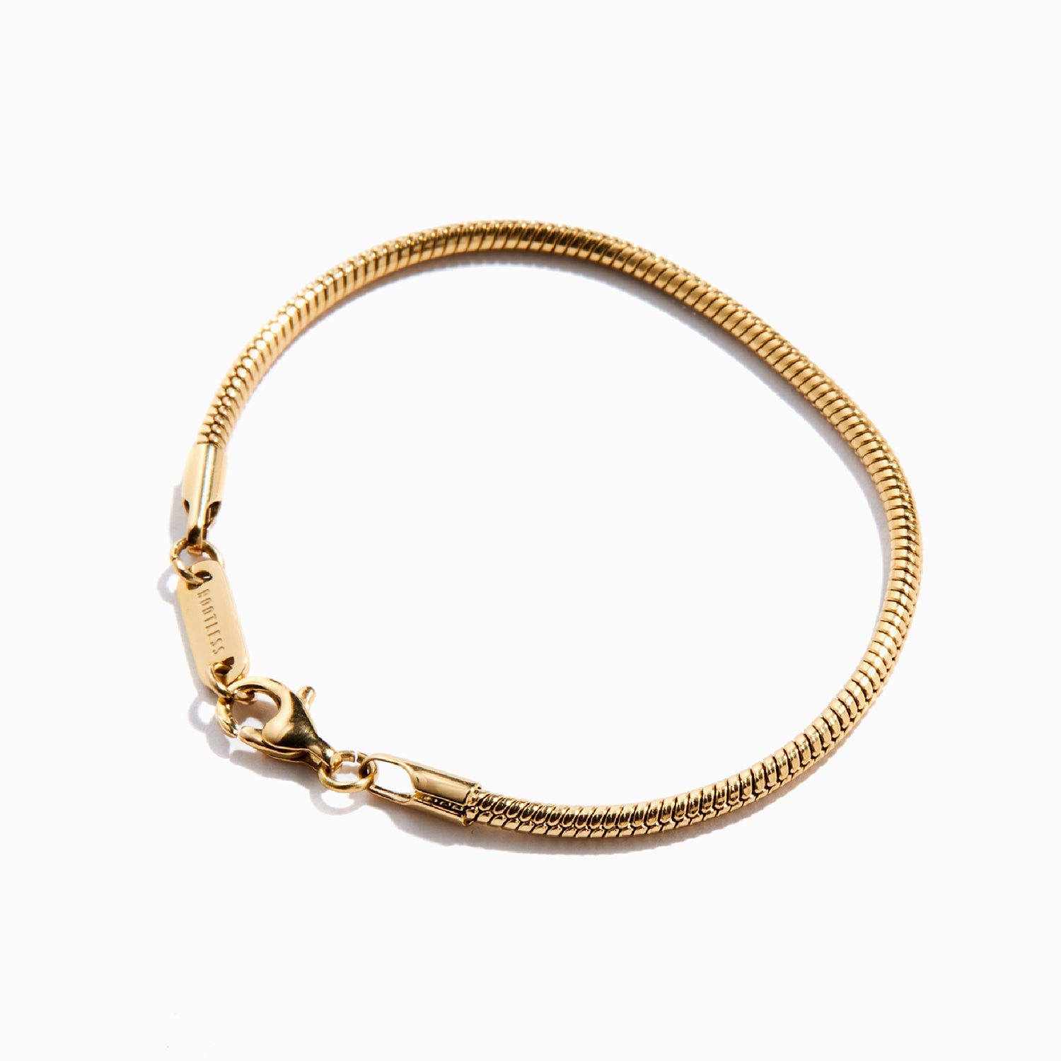 Pulsera Boa® dorada vista en óvalo con el cierre en primer plano
