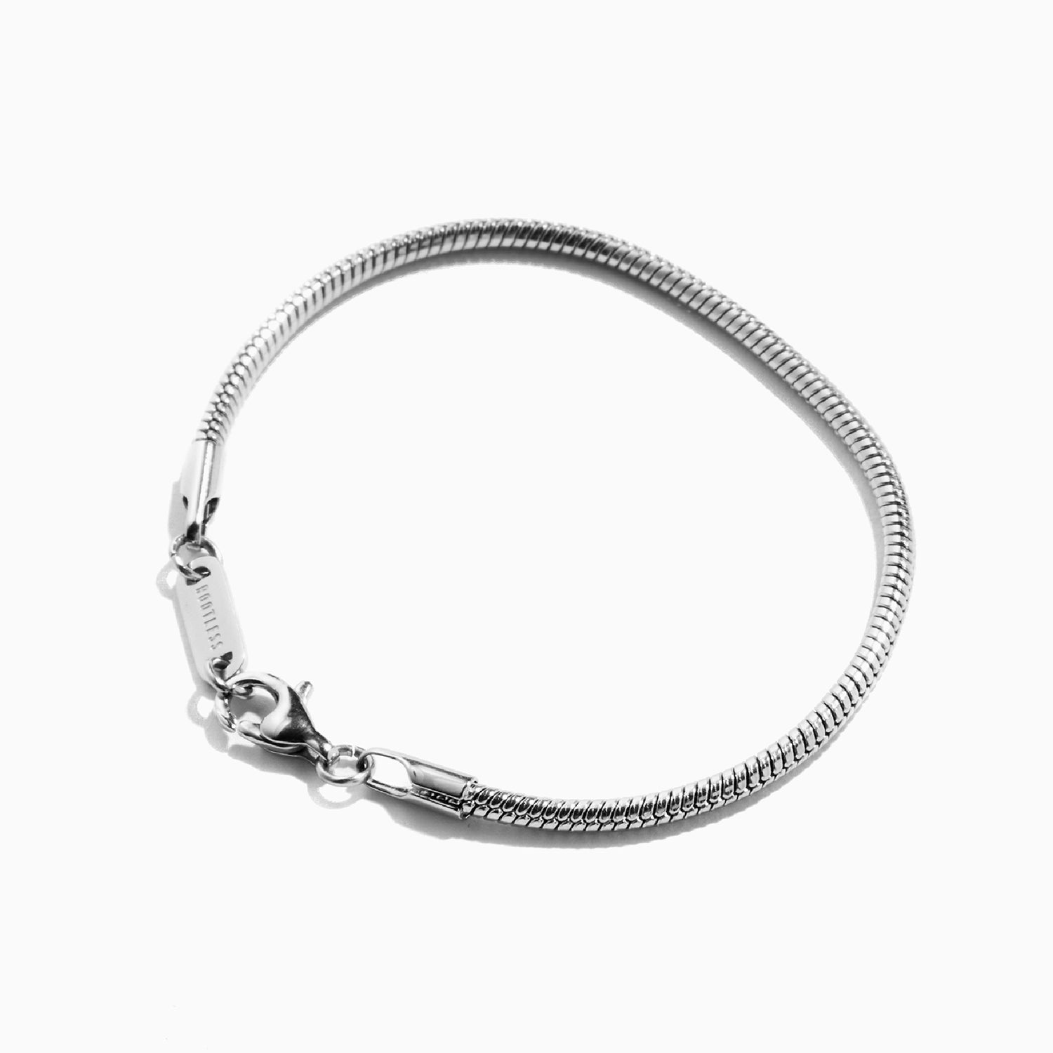 Pulsera Boa® en acero vista en óvalo, con el cierre y la chapa en primer plano