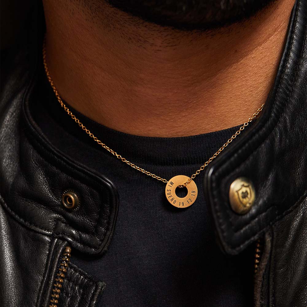 Collar Evora dorado con Anilla® grabada llevado con cazadora de cuero