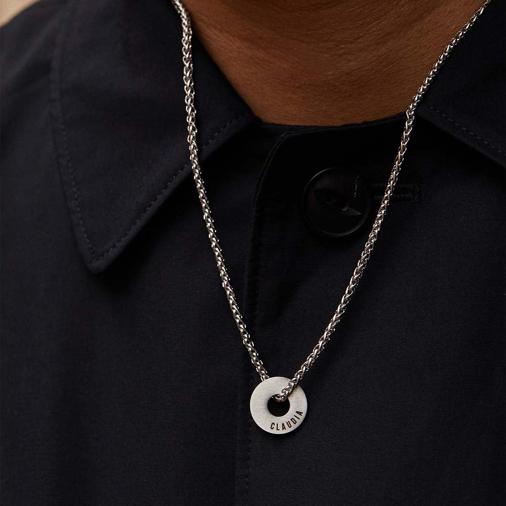 Collar Native con Anilla® grabada sobre una camisa negra abotonada