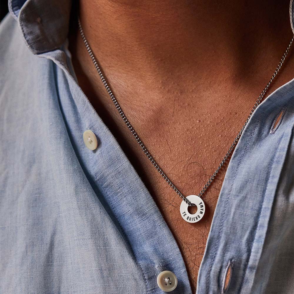 Collar Botany en acero con Anilla® grabada sobre una camisa vaquera