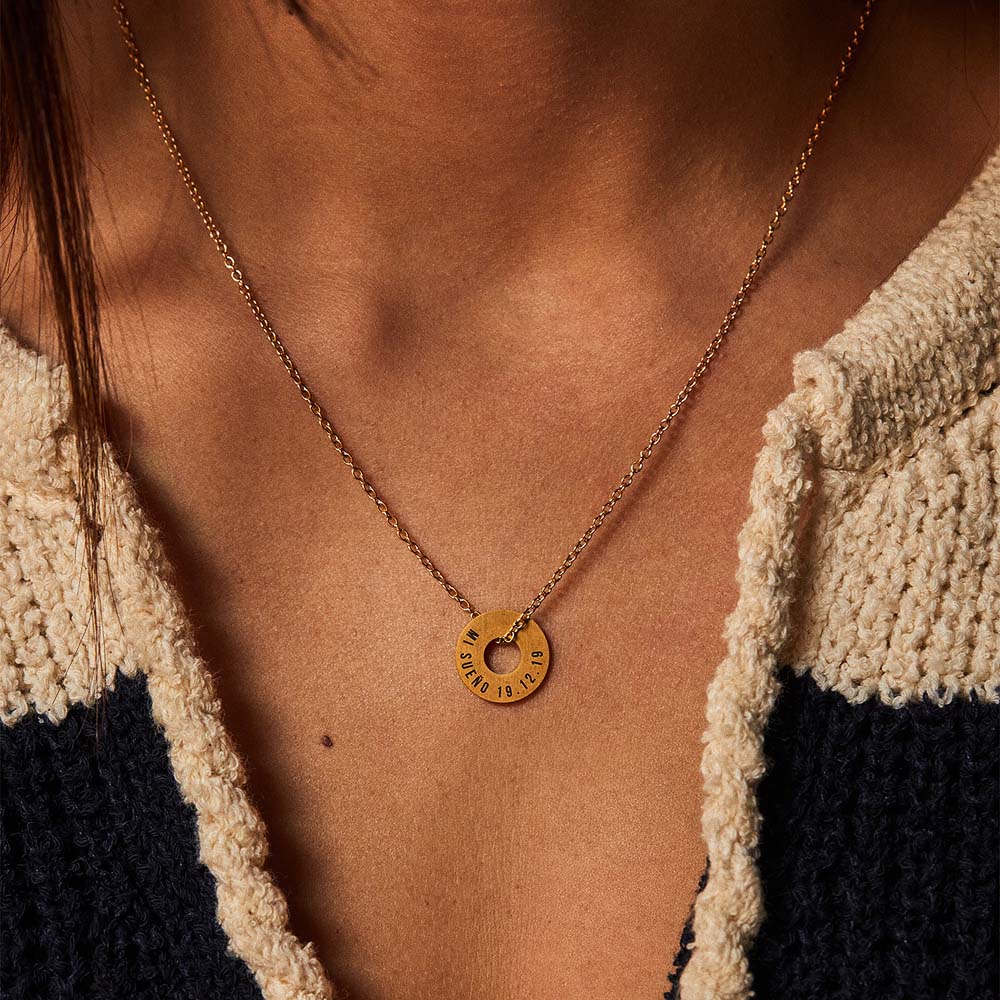 Anilla® dorada y cadena Evora llevadas con una chaqueta de punto
