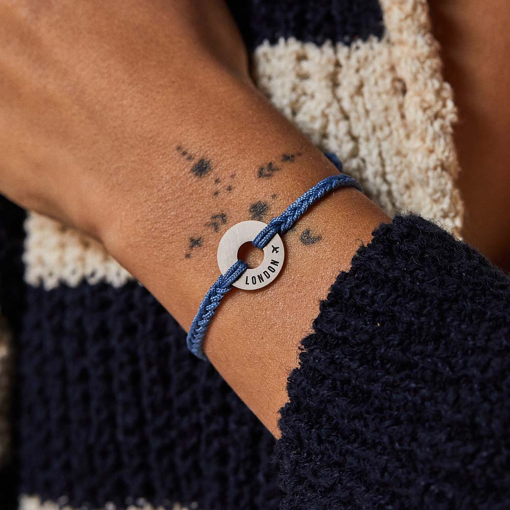 Pulsera MyWord® azul con anilla grabada LONDON en la muñeca