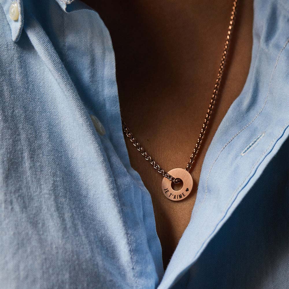 Collar Native en oro rosa con Anilla® grabada llevado con camisa vaquera