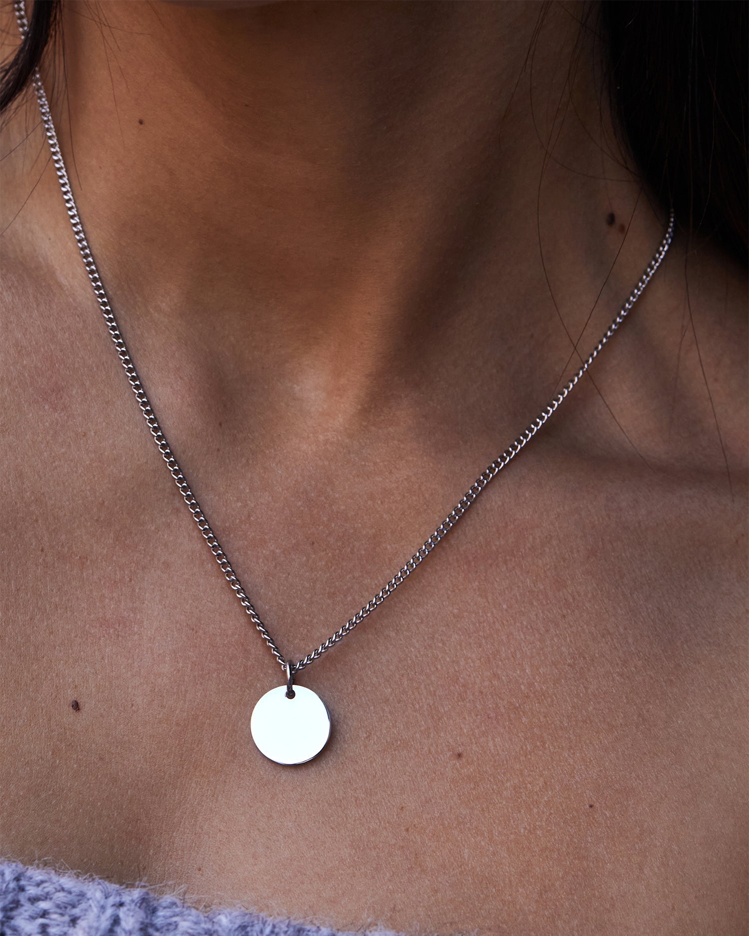 Collar Botany en acero con Colgante Circle® sobre el escote
