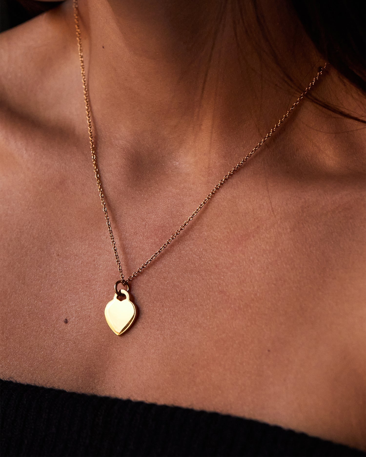 Collar Evora en oro rosa con Colgante Corazón® sobre el escote