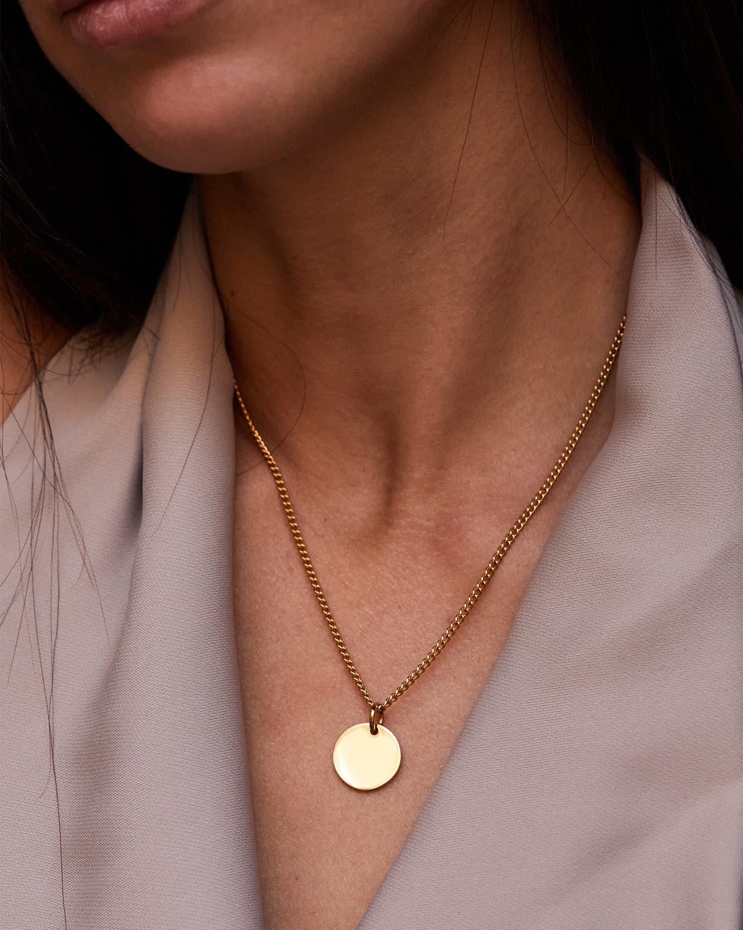 Collar Botany dorado con Colgante Circle® sobre una camisa clara