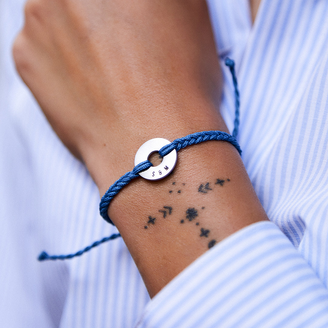 Pulsera MyWord® azul con anilla en acero puesta en la muñeca