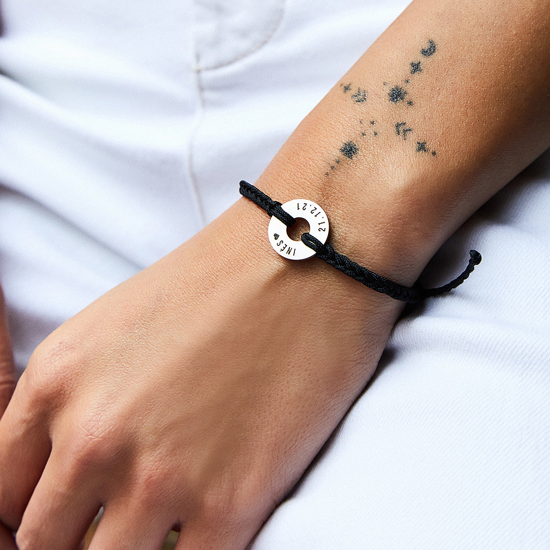Pulsera MyWord® negra con anilla en acero puesta en la muñeca