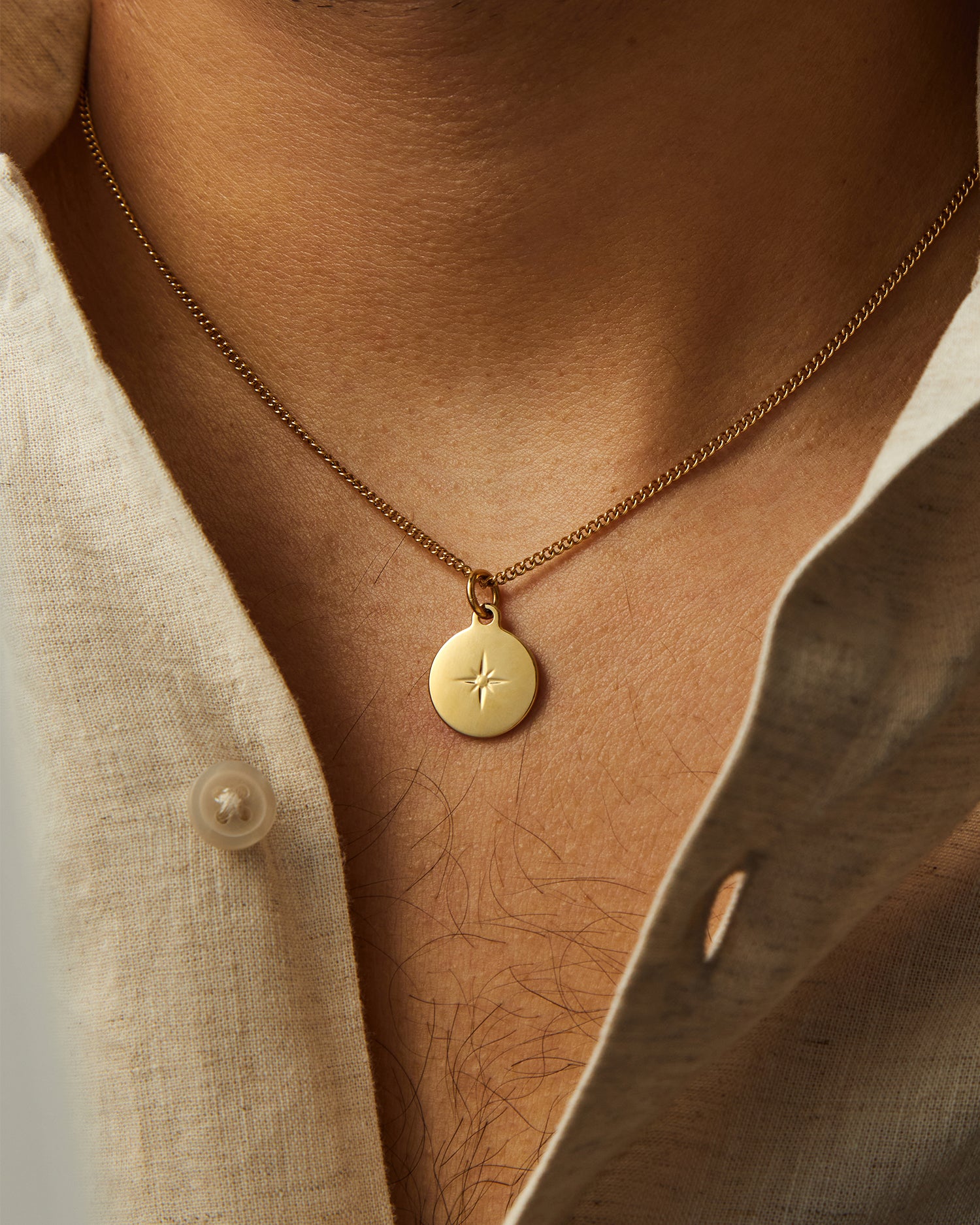 Collar Namib® dorado llevado con una camisa de lino clara