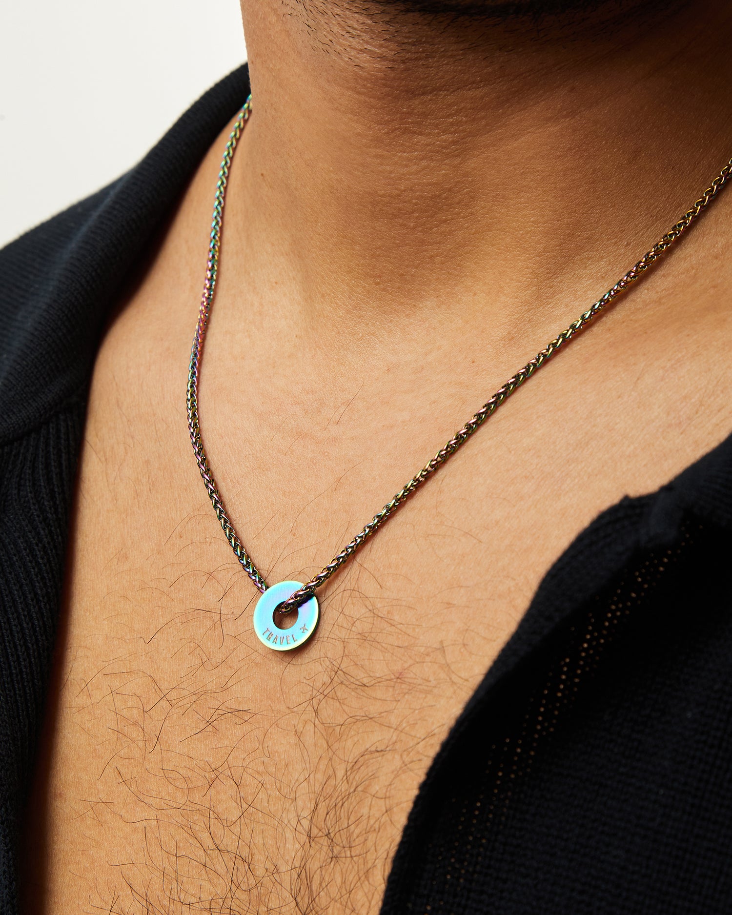 Collar Native arcoíris con Anilla® personalizable sobre el cuello, con camisa abierta